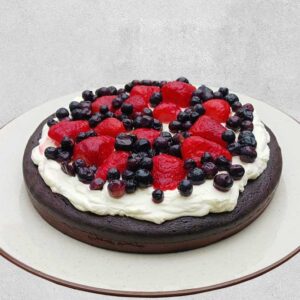 Torta brownie con crema y frutos rojos